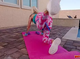 stunning milf sarah jessie gives deepthroat workout