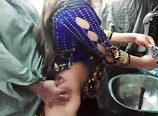 Индийскую горничную поймали одну, жестко трахнули на кухне