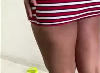 Jefe llega y encuentra a su empleada haciendo sus labores y terminan follando