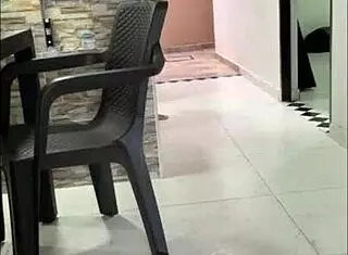 Jefe llega y encuentra a su empleada haciendo sus labores y terminan follando