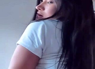 Latina en POV con coño depilado tomando polla gigante en primer plano