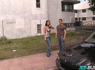 Charlie Chase domina l'azione di orgia pubblica selvaggia