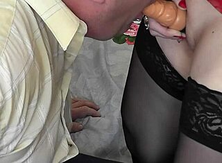 Maîtresse femdom domine son amant avec un gode-ceinture