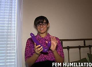 Latih bontot pake dildo besar untuk dominasi