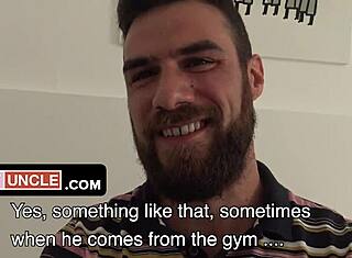 الابن بالتبني يحصل على شواء خام من صديق وأب بالتبني دب. عمل حار يتكشف.