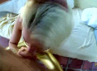 Pov nézetben gyönyörű szőke csaj intim pillanatban