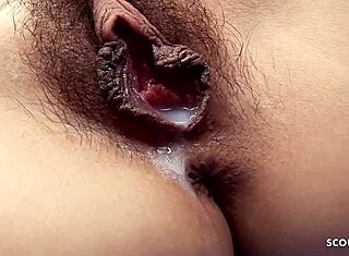 Küçük Japon 18+ Genç Kız Üçlüde Çift İç Sikiş Alır