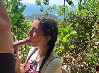 Парень подбирает милую девчонку в джунглях для первого свидания в догги