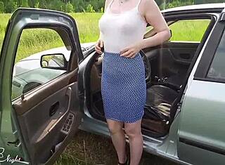 Wow! Vaalea kaunotar masturboi vibraattorilla autossa orgasmiin!