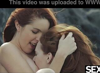 Dua rambut merah nikmati masa pantai bersama