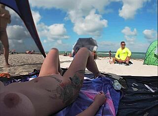 Хей, гледай госпожа Кис гола на плажа, докато вуайорите се мастурбират пред нея и други зяпат!