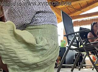 Ragazze della festa senza mutande al barbecue all'aperto, mostrano gambe e fica