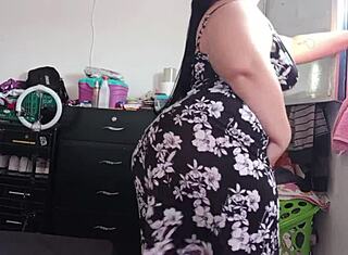 Svekande älskare smyger sex medan frun är borta, nästan ertappade