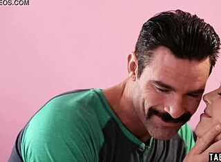 โอ้ไม่ พ่อลูกเลี้ยงจับลูกสาวลูกเลี้ยงผมบลอนด์แคมในวันที่ร้อน! เย็ดห้ามและปากจะเกิดอะไรต่อ?