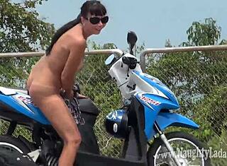 ฉันเดินเปลือยแบบซุกซนโชว์ในถนนสาธารณะ