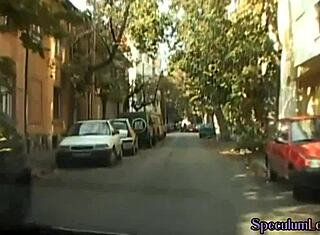 Rubia estira su culo abierto con espéculo tras masturbarse sola para nosotros.