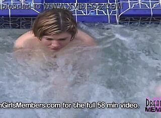 Весенние каникулы в джакузи превращаются в веселье с поеданием киски