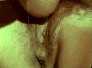 विंटेज लेस्बियन मफ डाइविंग रेट्रो स्टाइल में