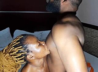 Ebony Ladygold en jeans rojos toma polla enorme de Krissyjohs a perrito