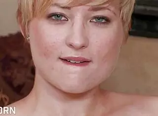 i'm the hot blonde nora skyy showin' her hairy pussy masturbaing