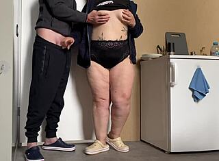 حماة تغري بلعب بعد الاستحمام