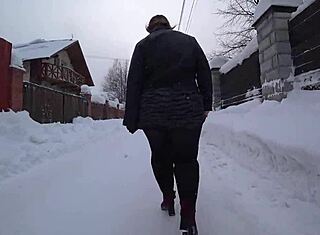 Saya tengok MILF berlekuk dalam stoking di jalan bersalji