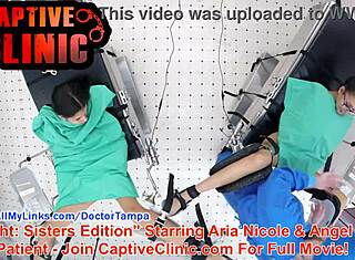 Nøgen latina patient Aria Nicole diskuterer opsætning før gyno eksamensoptagelse