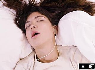 Petite Jane Wilde în scenă intensă de orgasm cu Hitachi