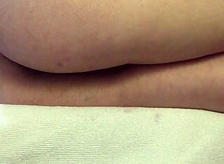 Hej, glej, kako moja dlakava pička pulzira v bližnjem orgazmu!