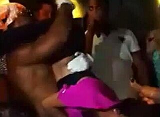 Mamá stripper venezolana rompe ropa para oral