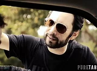 와, 아드리아나 체칙이 국경 검사관 시험 중에 세게 분수 뿜어대! 😱