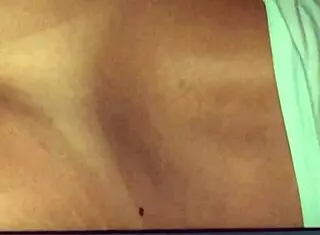 minha esposa na cama de bunda de fora