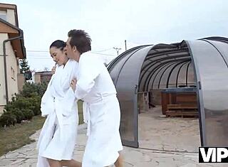 Ο γέρος βουτάει στην κουρεμένη πούτσα της κοπέλας δίπλα στην πισίνα