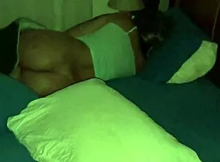 minha esposa na cama de bunda de fora