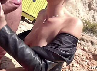 Nemška študentka Julia dobi jeban od neznanca na plaži Mallorca