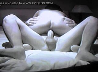 Кэрол скачет на молодом члене без презерватива и кончает дважды