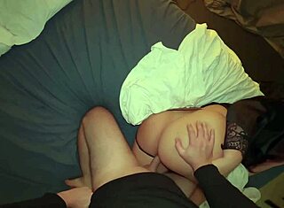 Гореща милф мащеха споделя леглото и сочната й путка се чука!