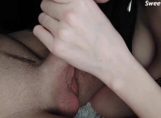 Une dame douce suce férocement une bite massive sur vidéo maison