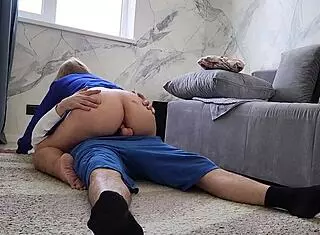 زوجة الأب مصدومة من نيك شرجي مفاجئ في طيزها الكبيرة