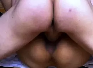 el amigo despertaba emociones profundas en la hijastra