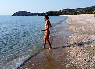 Nézd ezt a drónt, amint elkap minket villogás közben a nudista parton!