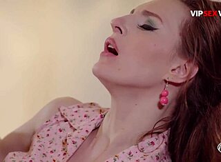 Брюнетка Ариадна с тугой русской киской глубоко трахнута и кончает на лицо