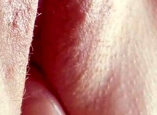 Close-up senzual de lingere și degetare a pizdei ude până la orgasm. Buzele strânse și rasate tremură de plăcere.