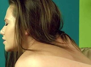 理想の仔猫がきついマンコを広げて処女を失う