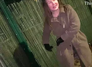 Zralá přítelkyně zapomíná předměty v mokré kundičce venku