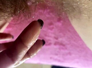 Ekstremni posnetek velikega klitorisa, ki se drgne 😍