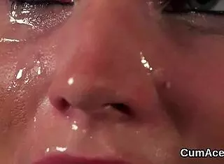 Sıcak bomba döl emiyor ve POV'da yüzüne boşalma alıyor.