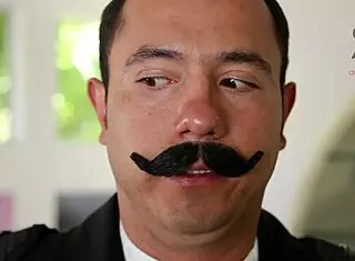 mexicano con bigote falso chupa las grandes tetas de una adolescente inocente.