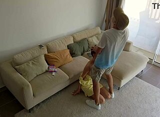 所以，这个出轨丈夫就为了好玩而操了娇小的18+日本保姆。