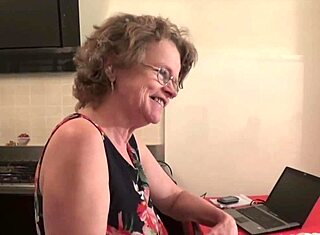 Ιταλίδα πόρνη θεία γαμάται από νεαρό 18+ αρσενικό